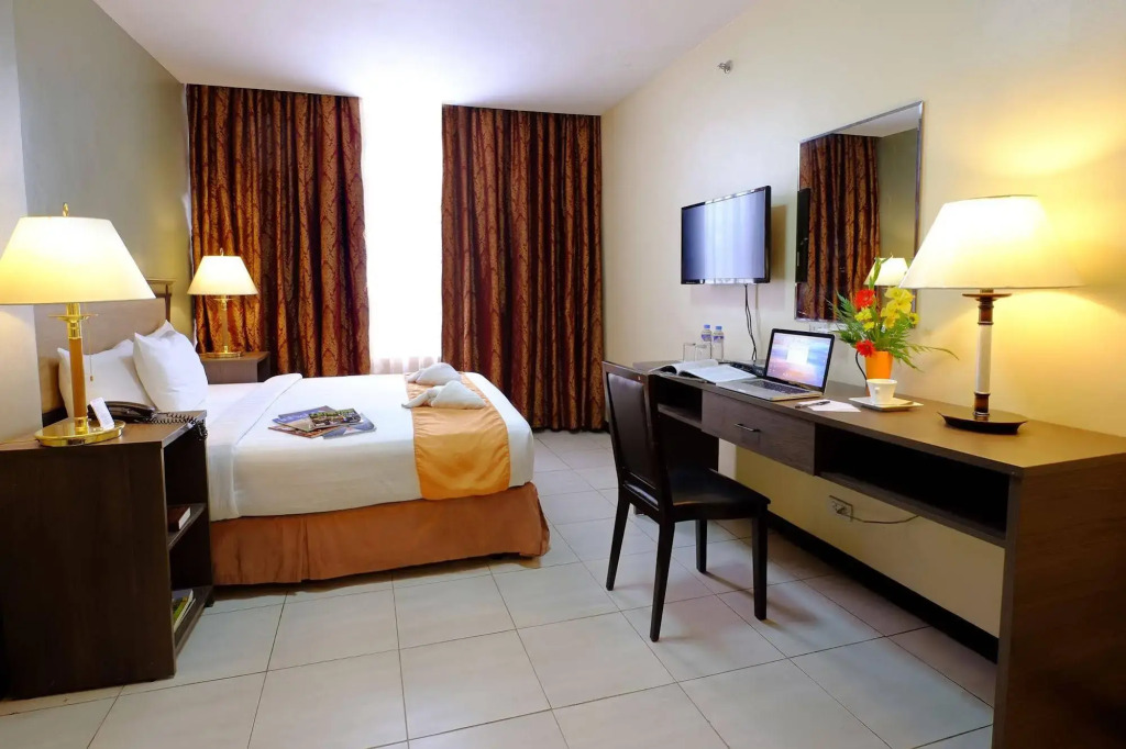 OYO 187 The Maxwell Hotel