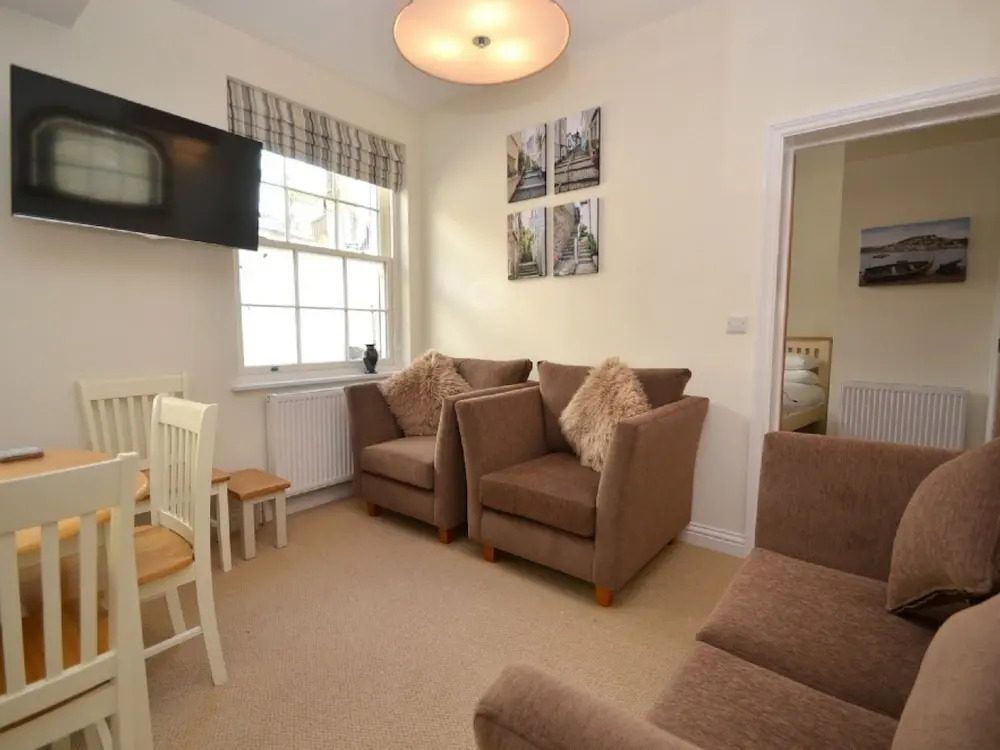 Apartment in 19th-century Building With Communal Garden in Dartmouth