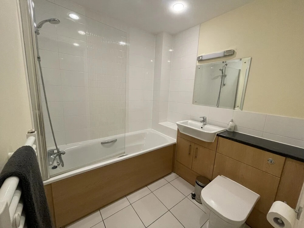 Continental Apartments -2-bed Farnborough Train St