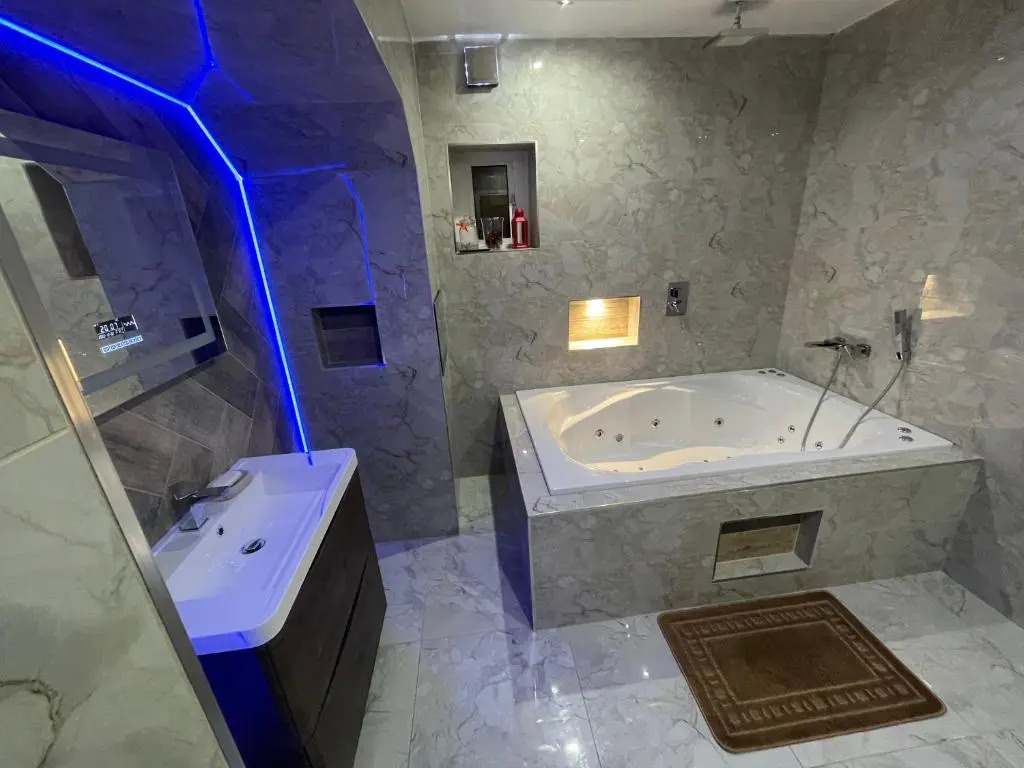 1 Bed Flat - Sleeps 2 - Hot Tub - Parking - Wifi