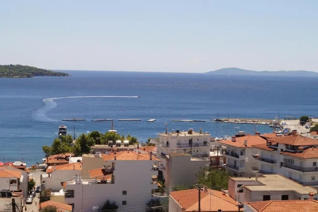 Fully equipped 2-bedroom flat unique view all year