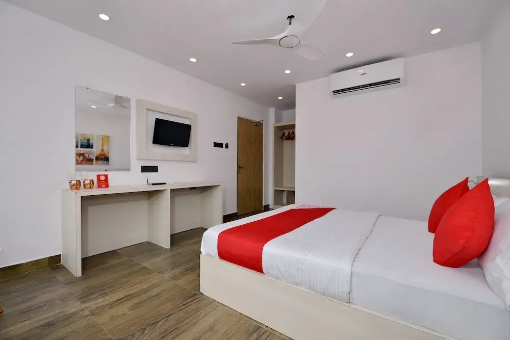 OYO Townhouse 539 Transit Express