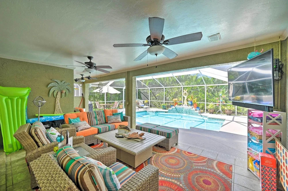 1 Mi to Dtwn: Sun-soaked Cape Coral Getaway!