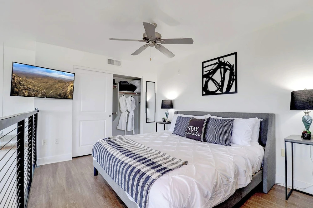 Loft with Views-King Bed-Close to Shop/Dine-Parking 4011