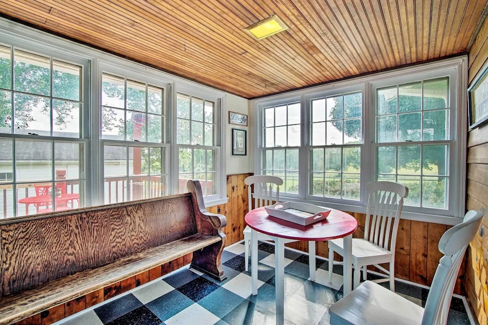 Remodeled Historic Farmhouse ~ 20 Mi to KC!