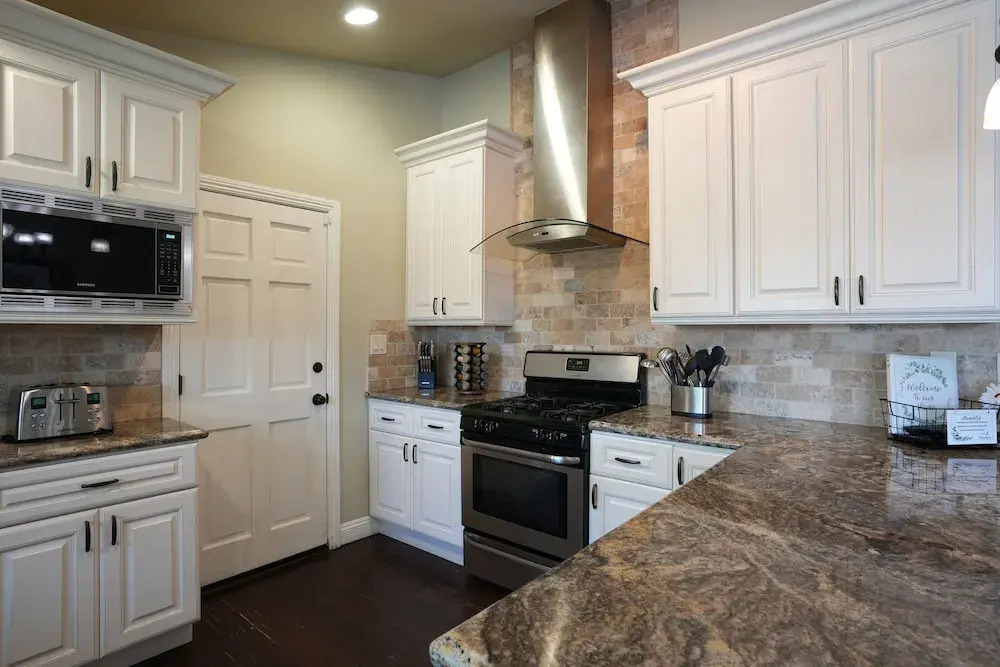 Sweet 4 bedroom, 3 bath plus Loft Bedroom, Pool Home