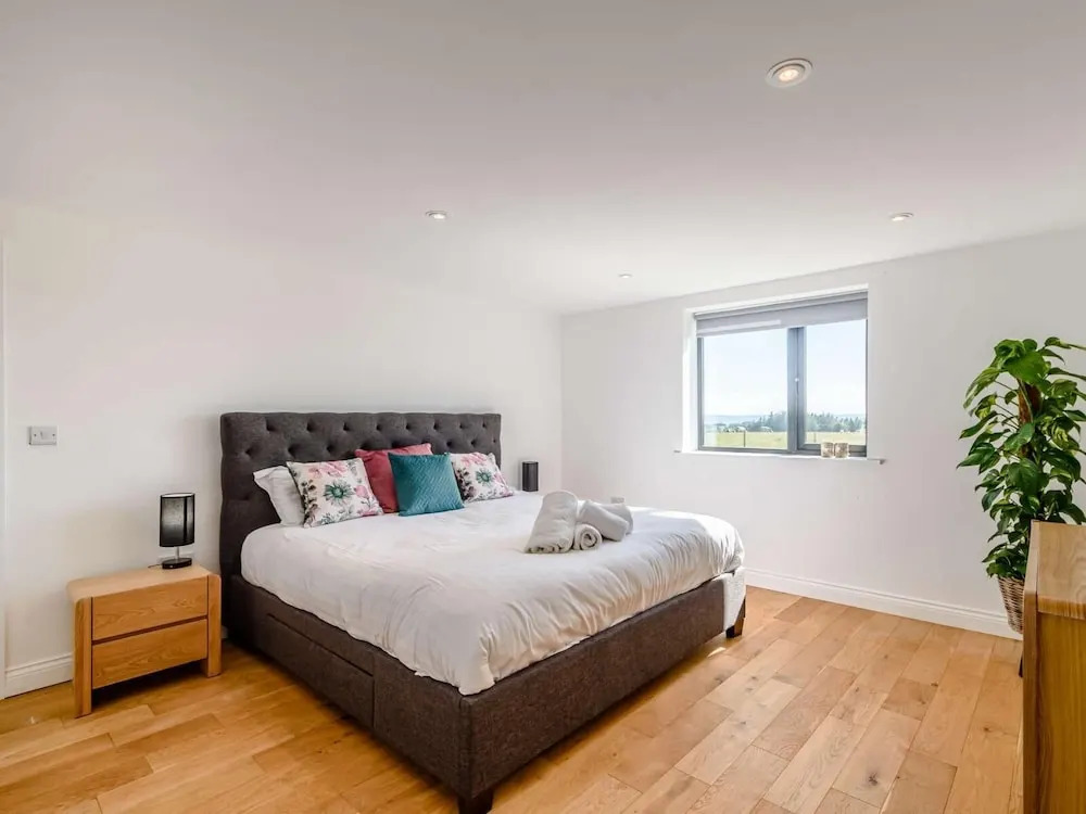 2-bed Modern Bungalow - Outstanding Country Views