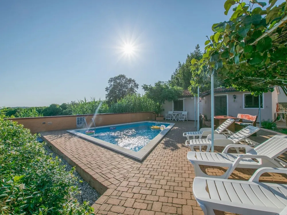 Neat Apartment on the Ground Floor Near Pula, With Shared Swimming Pool and Wifi