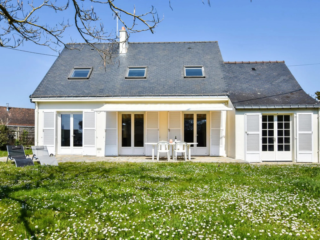 Serene Holiday Home in Pénestin, 300m from the beach