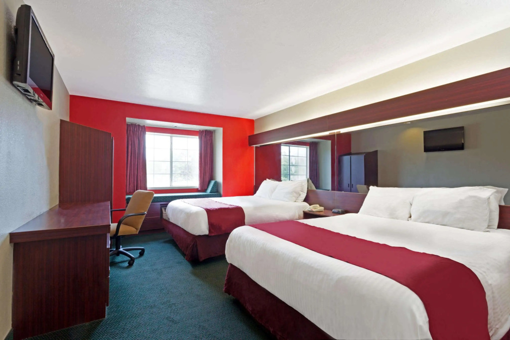 Days Inn & Suites by Wyndham Brandon Amphitheater