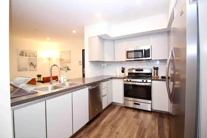 Los Angeles Deluxe Suites Free Parking