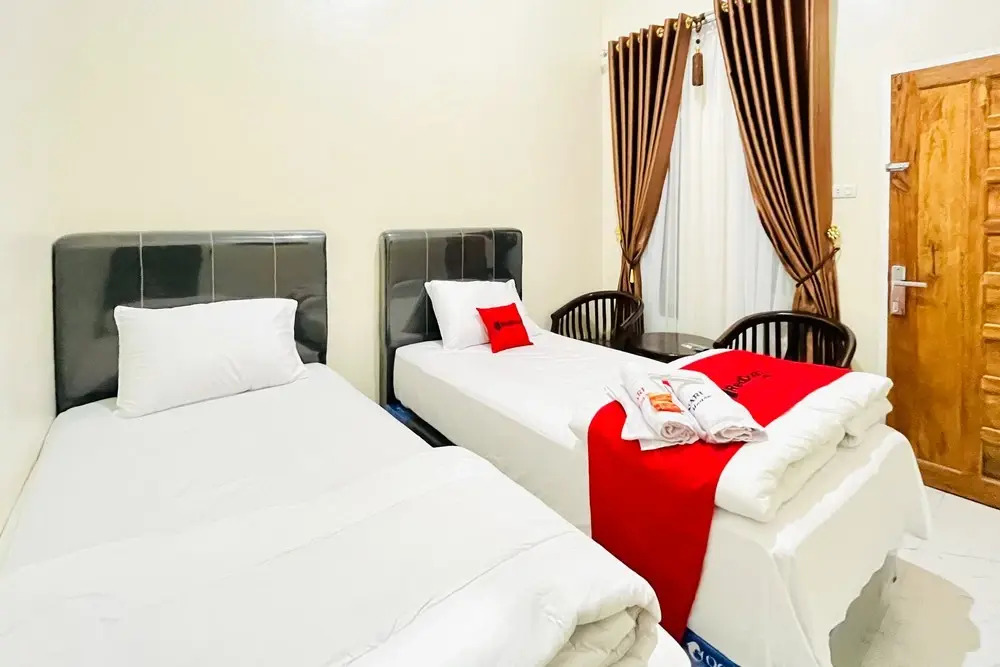 RedDoorz @ Gunari Guest House Merek Karo