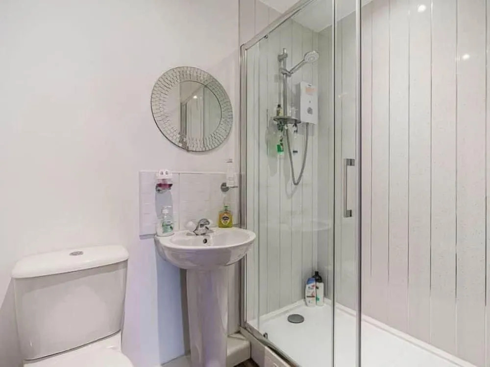 Numero Uno Detached Aparthouse 7 BR Hot Tub Wifi Parking Contractors and Group Friendly