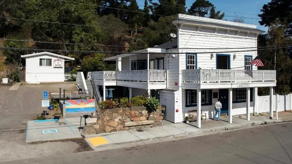 Smileys Saloon & Hotel