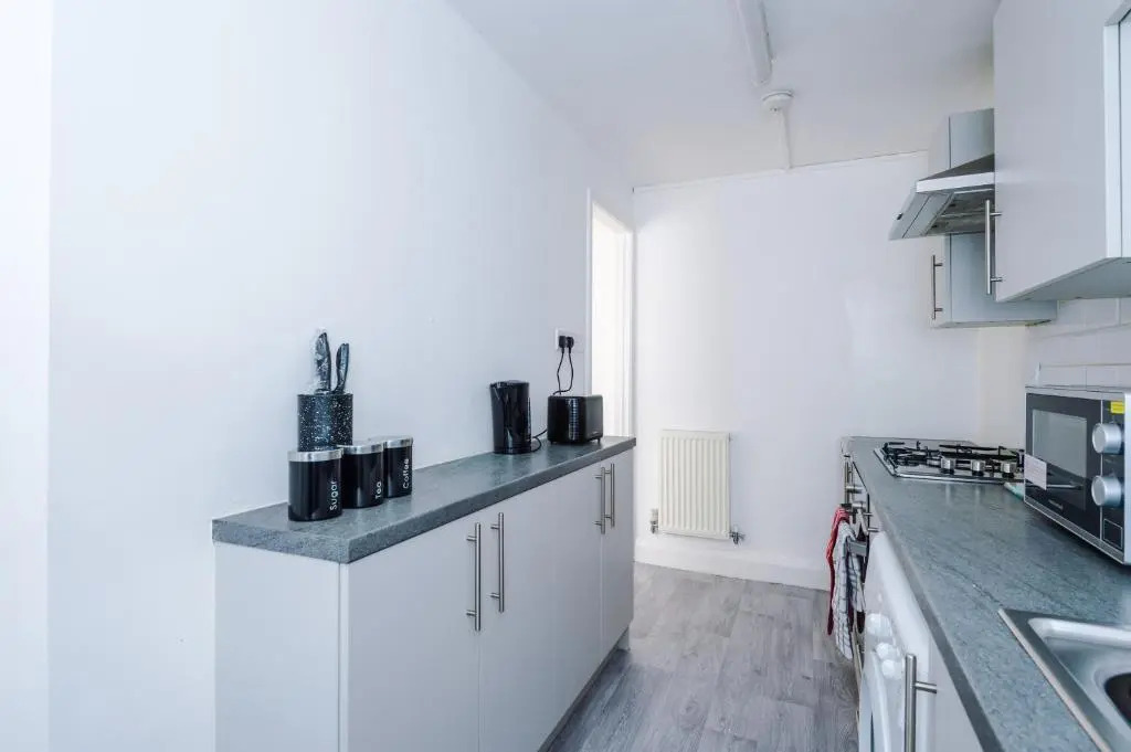 Stylish 2 Bedroom House, Entire Home, Free Parking, Wifi & Netflix