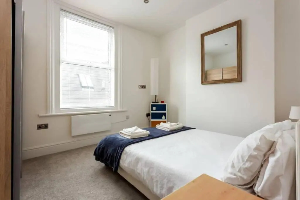 Stylish 2 bed 2 bath *Close To Beach and Centre with parking*