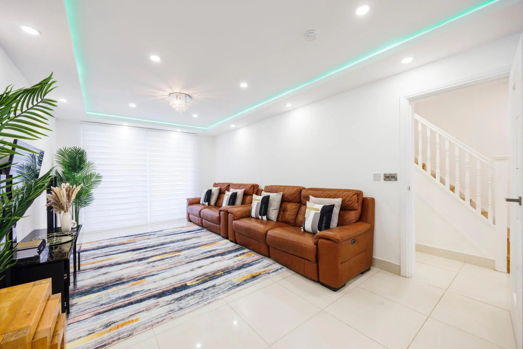 Luxurious - Pool Table - Games Room - Free Parking