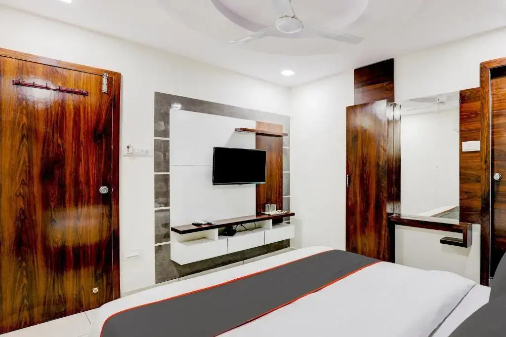 Collection O 86179 Hotel Lotus Gold