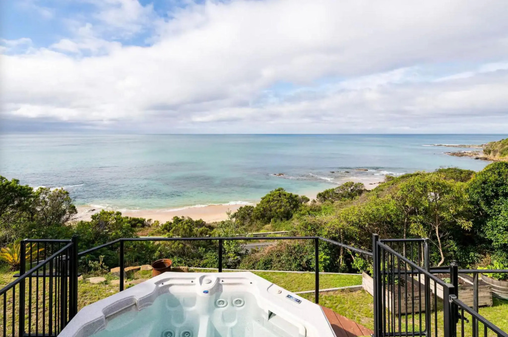 Y Vue - Beachside Apartment with Ocean Views