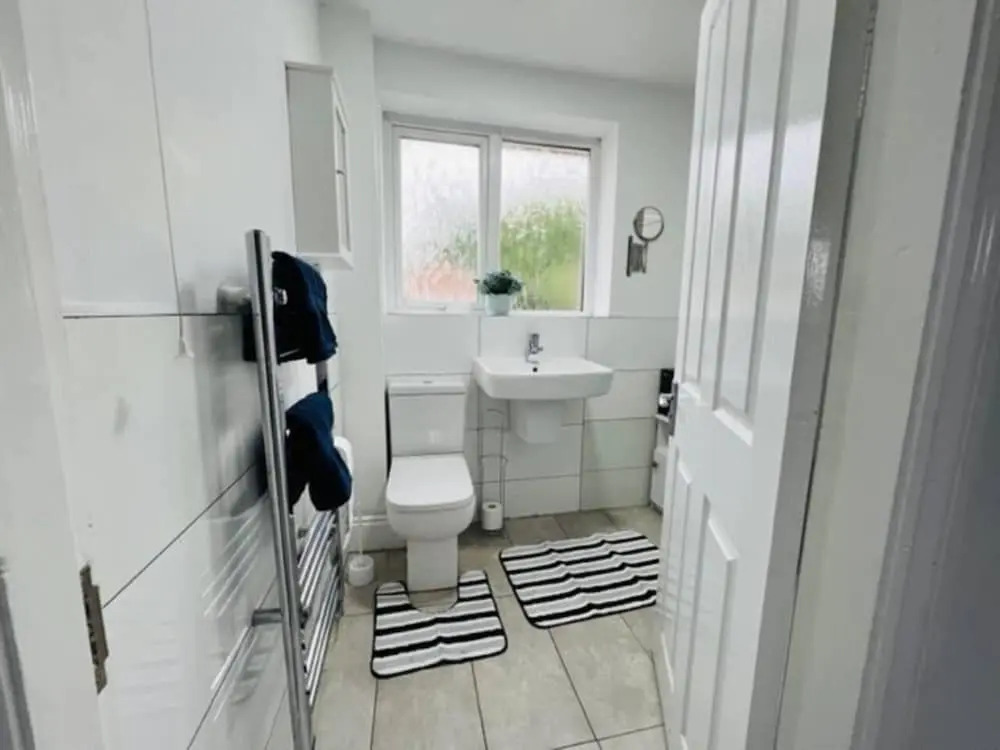 4 Bed House - Sleeps 9 - Garden - Parking - Wifi