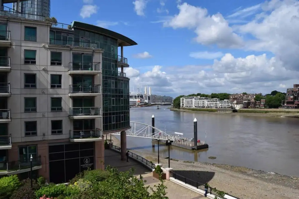 Modern 2 Bedroom Apartment With Stunning Views