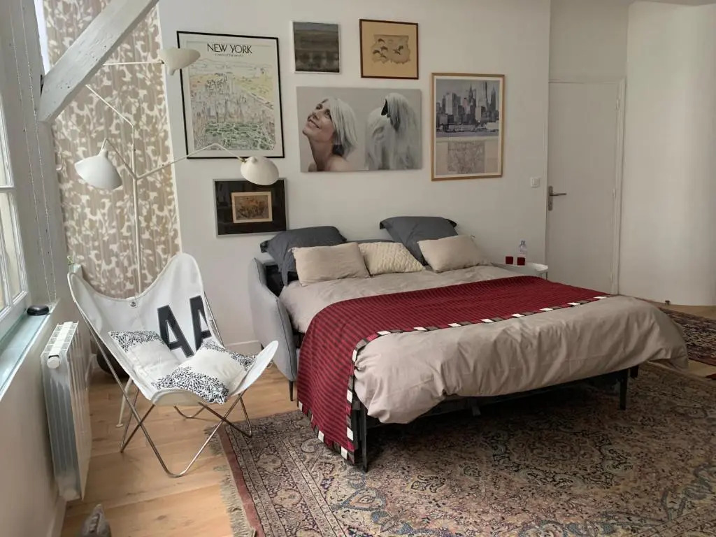 Top cozy apartment in the Upper Marais Area