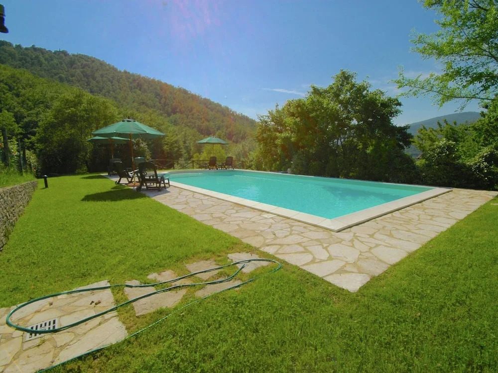 Holiday house overlooking lake near Tuscany