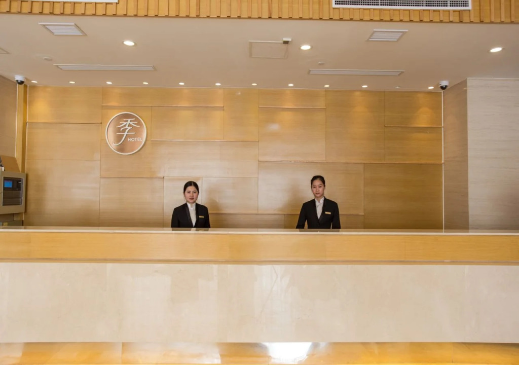 上海浦东新川路轻居酒店