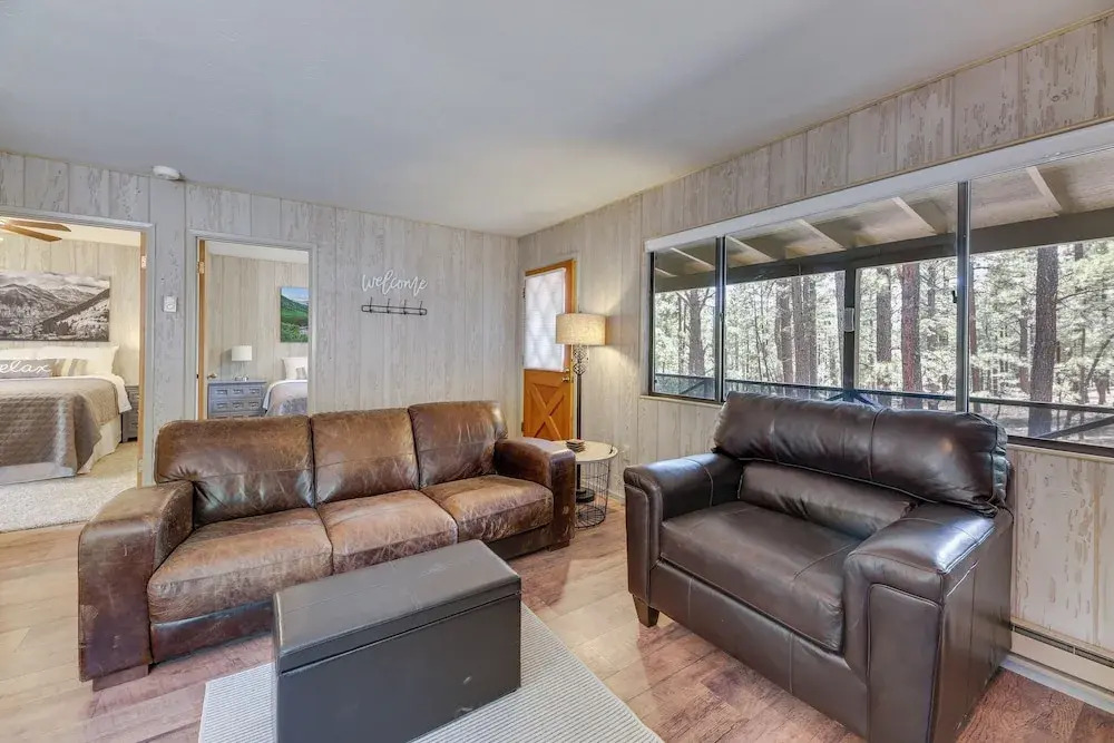 Covered Deck & Grill: Cozy Greer Hideaway!