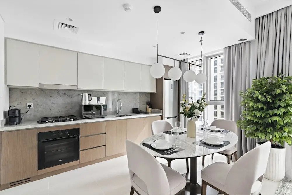StoneTree - Luxurious 1 BR with Private Beach Access
