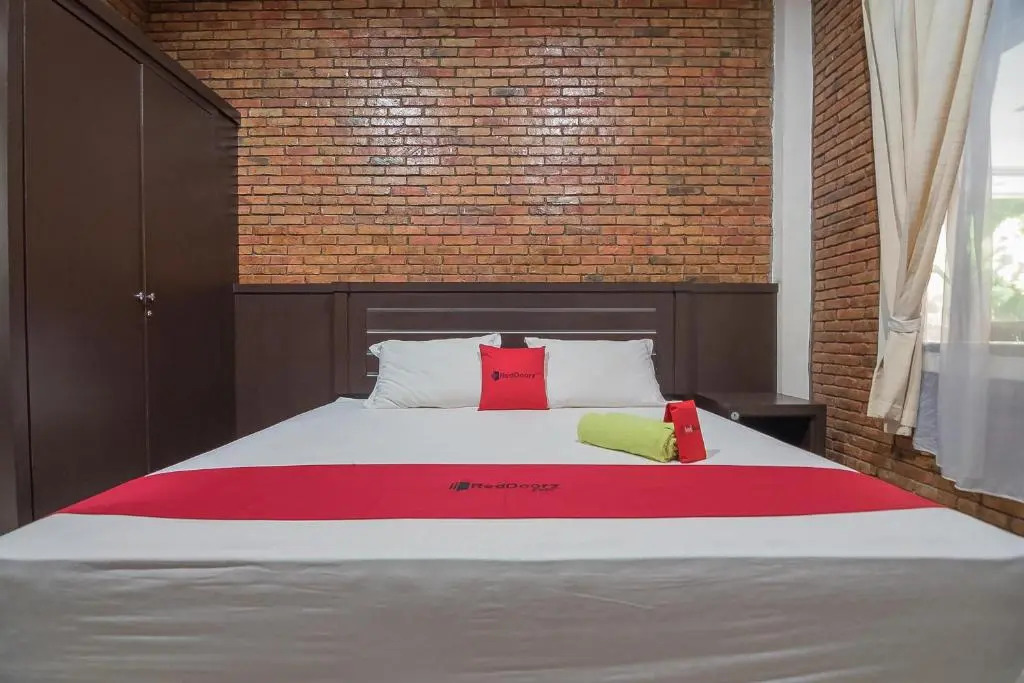 RedDoorz Plus near Cambridge City Square 2