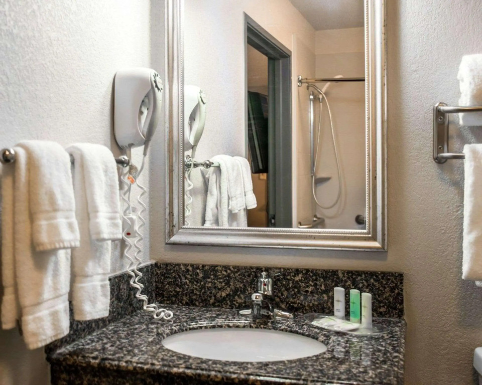 Comfort Suites Nashville Airport - BNA