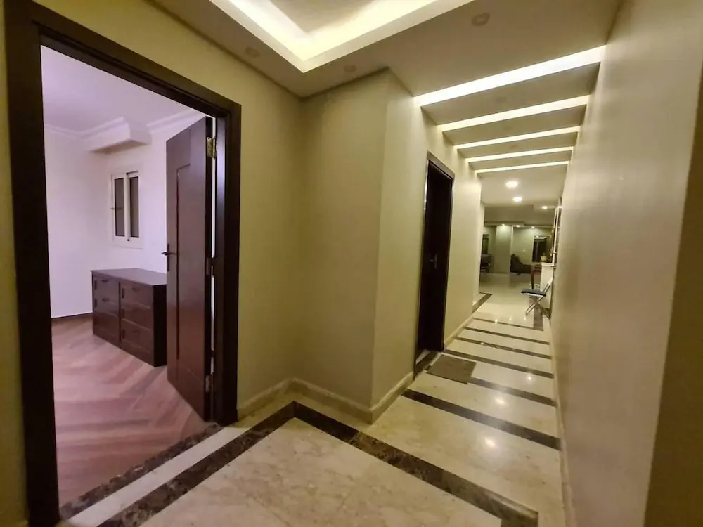 Spacious Executive Luxury Apartment With Balcony