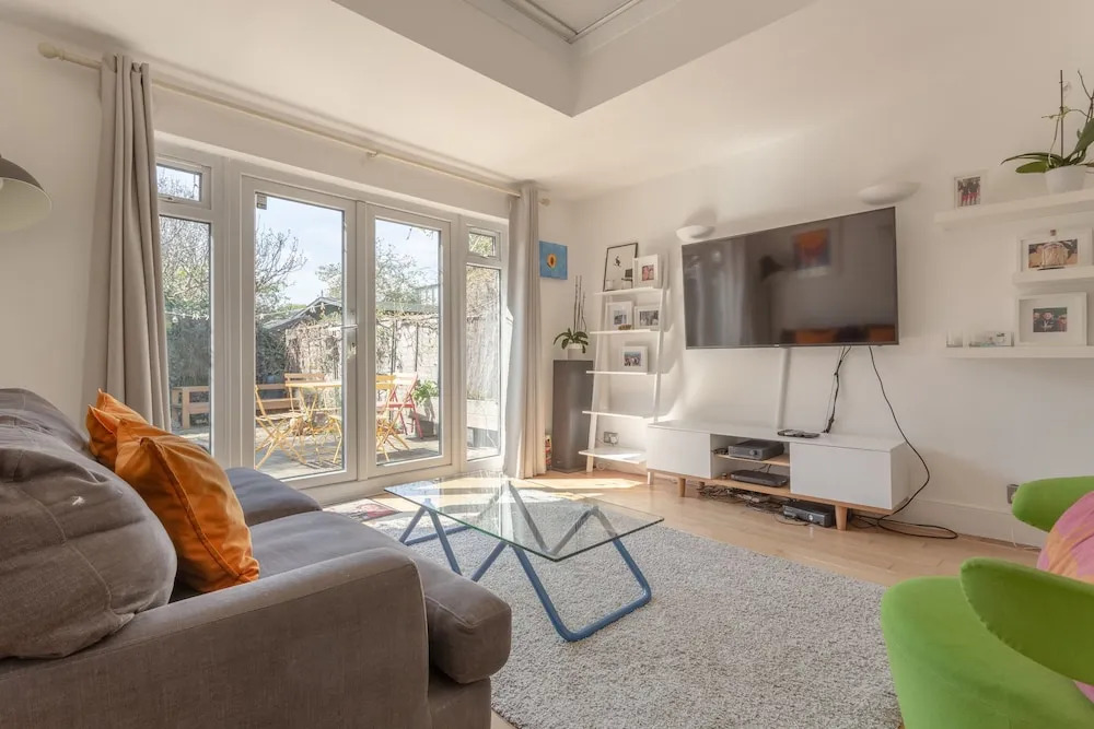 2 Bedroom House With Garden in Tooting