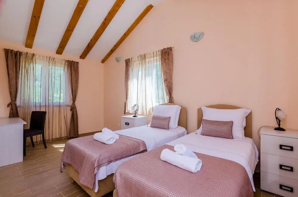 Villa Leona - Three-bedroom Villa With Private Pool ID Direct Booker 10945