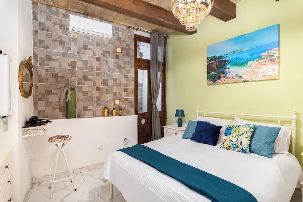 Traditional Townhouse - Rooftop Seaviews