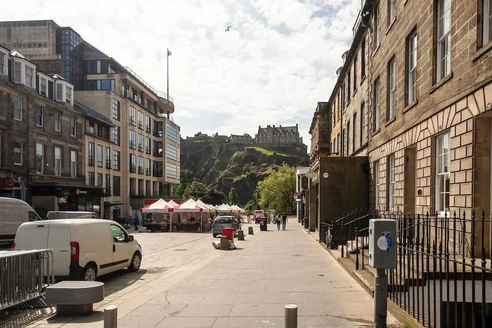 JOIVY Perfect Location! Charming Rose St Apt for Couples