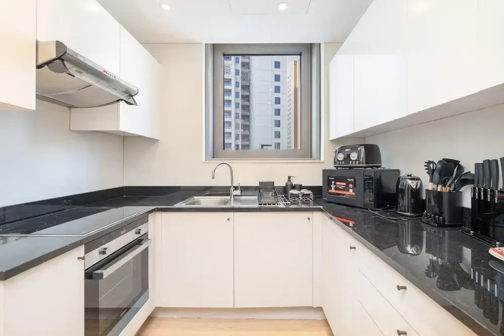 Bright and Airy 1-bedroom Apartment Perfect for 4 in Dubai Marina