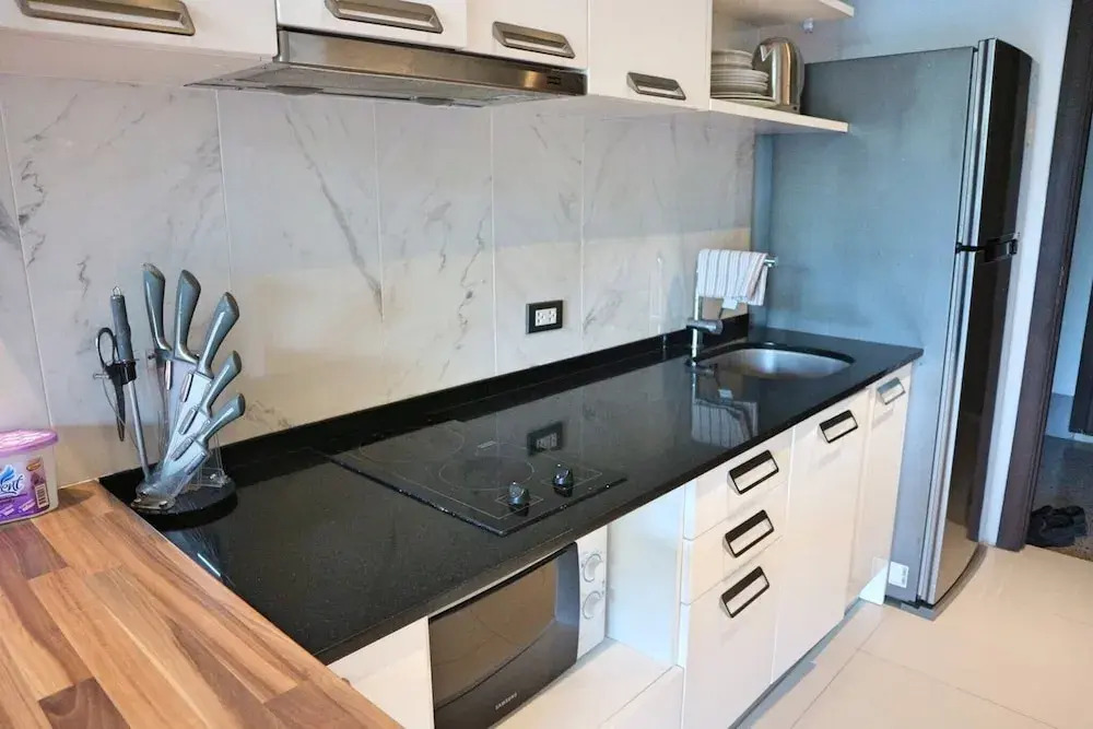 Emerald 215 - Studio With Balcony and Shared Pool