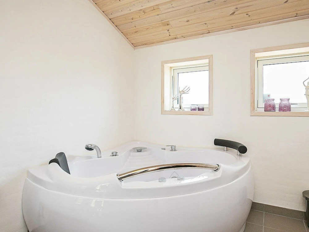 Captivating Holiday Home in Albak With Whirlpool