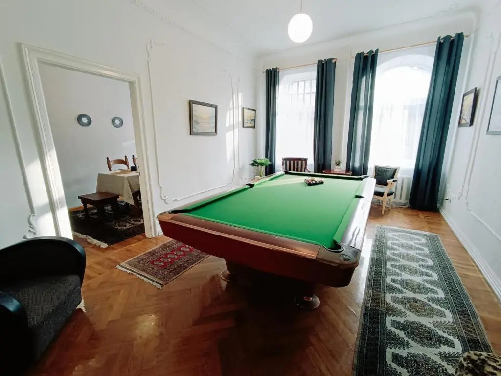 Unique Spacious Classic 3bedroom Midtown Apartment ! FREE parking ! BILLIARD room !