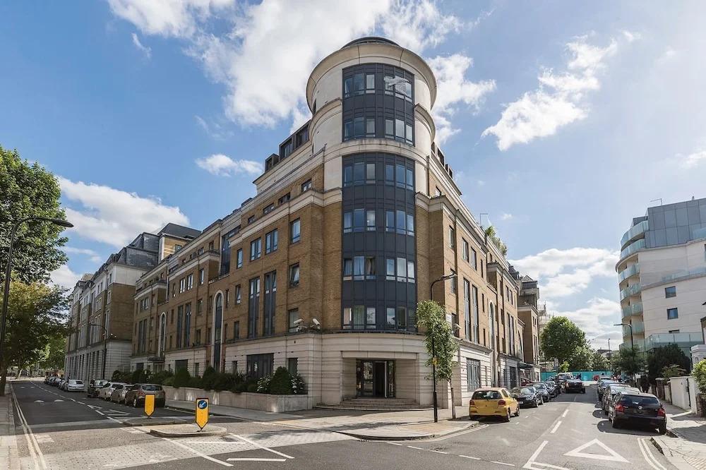 Three Bed Greville Luxury Apt Parking 1
