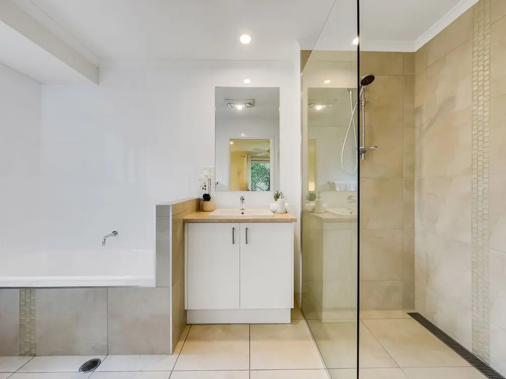 Endless Summer Beach Retreat-pet friendly, walk to shops
