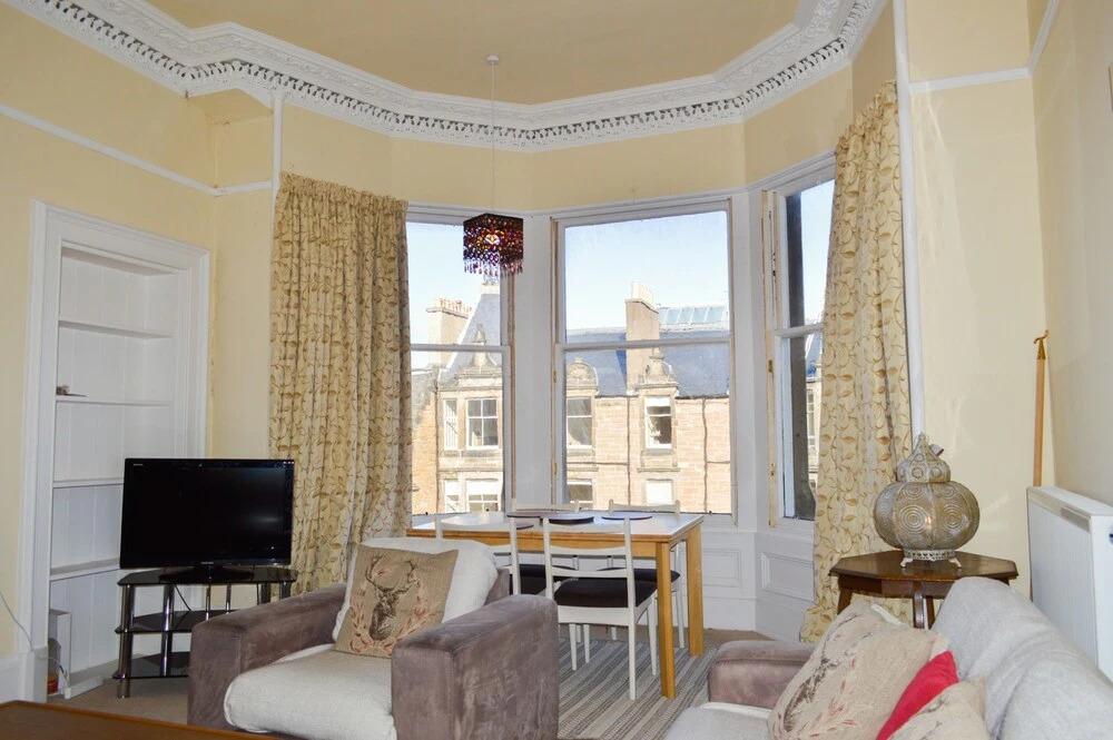 Spacious 4 Bedroom Apartment in Edinburgh