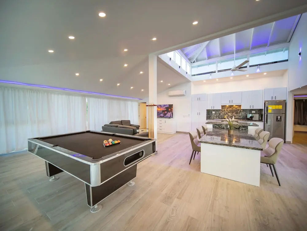 3BR Luxury Penthouse, 300m From Beach!