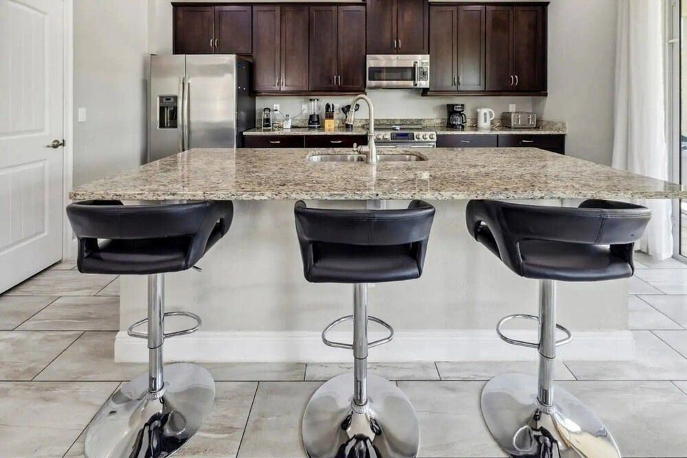 Near Theme Parks, fun Filled Home With Harry Potter Bedroom, & Private Pool
