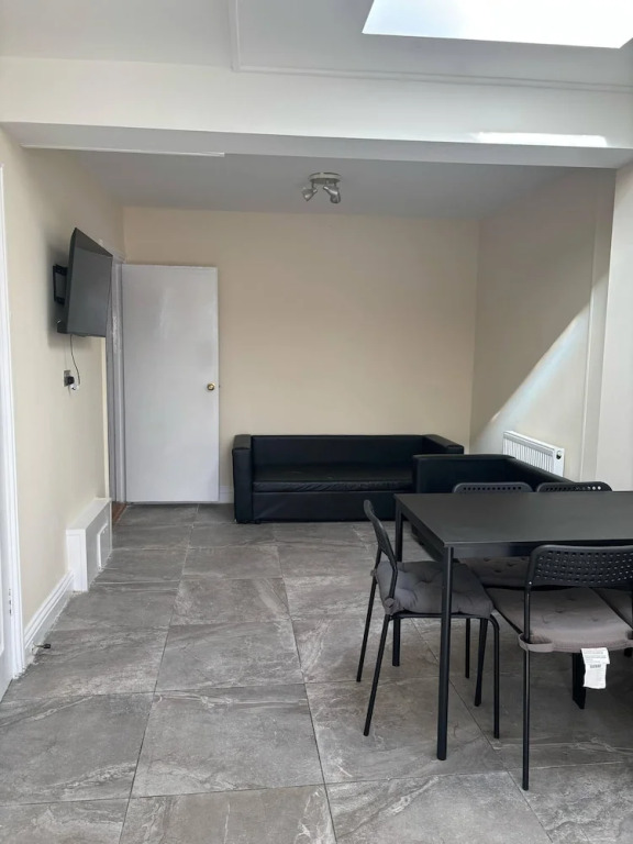 Large & Cozy 5-bed House in a Quiet Dagenham Area