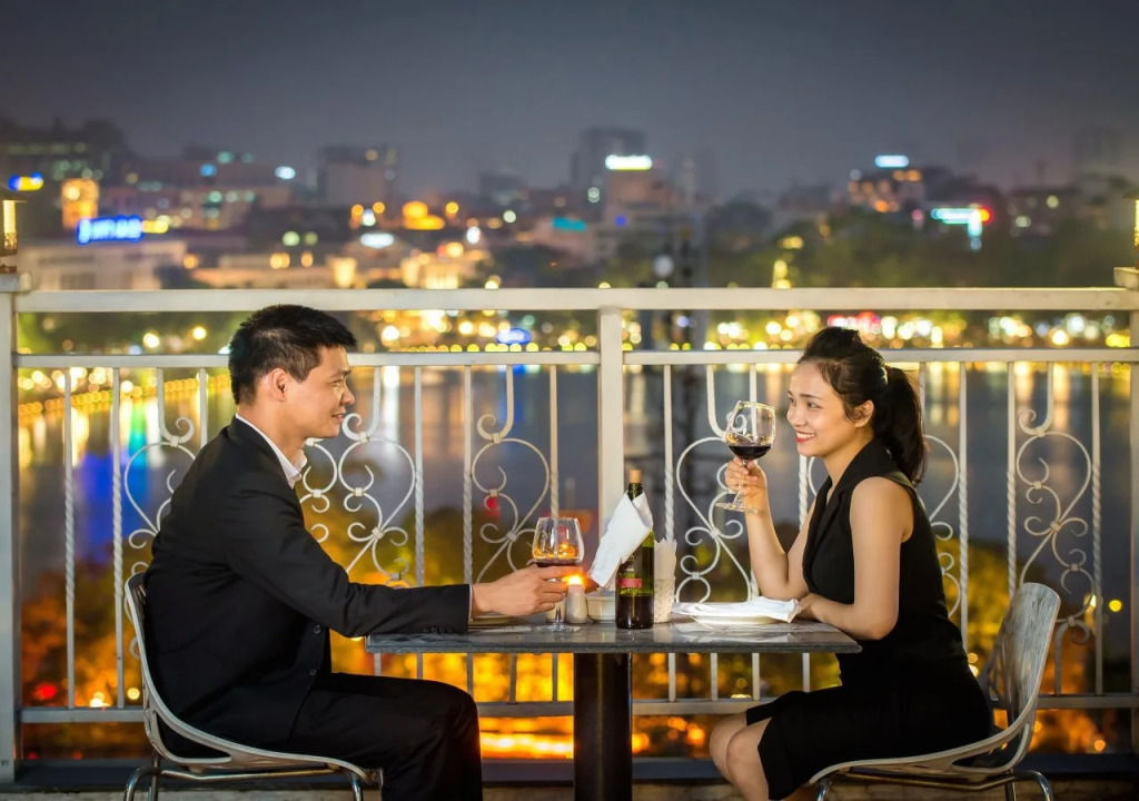 MAY DE VILLE Lakeside Hotel