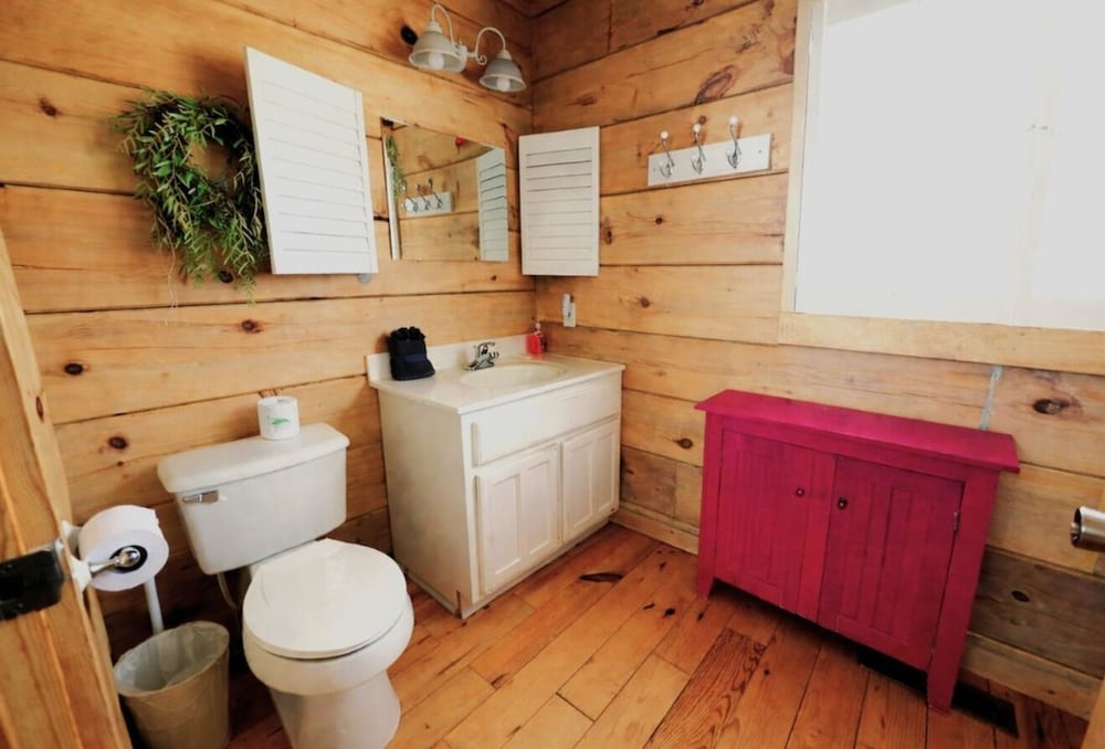 Adorable Shut'er Inn 1 Bedroom Cabin