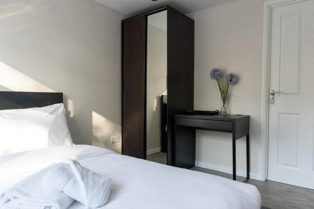 4 Bedroom-Southampton-Sleeps 6- Garden